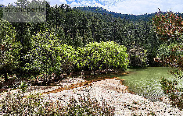 Insel Thassos  Griechenland  Europa  der kleine See des Dorfes Kastro im Berg Ypsarion Thassos ist eine griechische Insel in der nördlichen Ägäis  nahe der Küste von Thrakien. Sie ist die nördlichste griechische Insel und flächenmäßig die 12. größte. Thassos ist auch der Name der größten Stadt der Insel  besser bekannt als Limenas  der Hauptstadt von Thassos  die an der Nordseite  gegenüber dem Festland liegt.