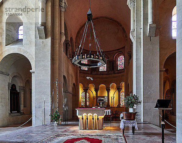 Frankreich   Stadt Tournus  Departement Bourgogne-Franche-ComtÃ©  Altar der Kathedrale Saint-Philibert in Saint-Philibert Die Abtei von Tournus ist ein ehemaliges Benediktinerkloster  dessen Abteikirche eines der größten romanischen Bauwerke Frankreichs ist.