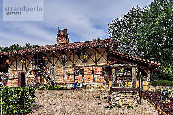 Frankreich  Departement Ain  Region Auvergne - Rhône - Alpes. Ecomuseum Landhaus in Saint-Etienne-du-Bois. Dieses 1465 erbaute Fachwerkhaus  die Ferme des Mangettes  wurde 1983 vor der ZerstÃ¶rung gerettet und in das Museum integriert.