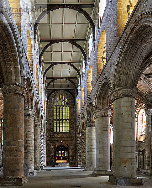 Dreistöckige normannische Kirche aus dem 12. Jahrhundert  Dunfermline Abbey Church  wo Robert the Bruce begraben ist  Dunfermline  Fife  Schottland  Vereinigtes Königreich  Europa