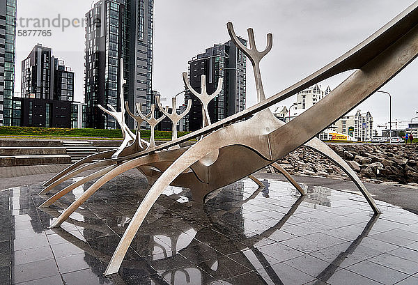 Europa  Island   Reykjavik Sun Voyager (isländisch: SÃ³lfar) ist eine Skulptur von JÃ³n Gunnar Ã?rnason  die neben der SÃ¦braut Straße in ReykjavÃk  Island  steht. Sun Voyager wird als ein Traumschiff oder eine Ode an die Sonne beschrieben. Der KÃ?nstler wollte damit das Versprechen unentdeckter Gebiete vermitteln  einen Traum von Hoffnung  Fortschritt und Freiheit.