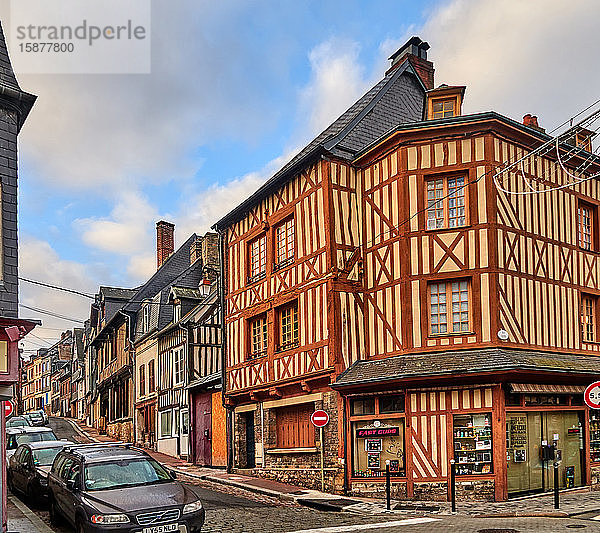 Typische normannische Fachwerkhäuser  Honfleur  Straße von Cachin  Calvados  Normandie  Frankreich  Europa