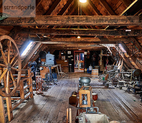 Europa Island   Berufjordur Fjord  die Fischerstadt Djupivogur  Der Ort DjÃºpivogur ist seit 1589 ein Handelsposten  LangabuÃ° Heritage Museum  Dachboden