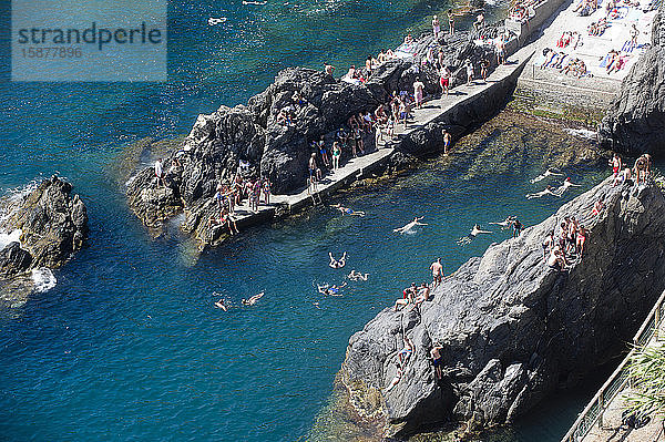 Manarola liegt über dem Meer in der Provinz La Spezia im Naturpark der Cinque Terre in Ligurien im Nordwesten Italiens. Sie steht auf der Liste des UNESCO-Weltkulturerbes