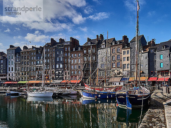 Frankreich Typische normannische Fachwerkhäuser am Quai Sainte Catherine in der Altstadt von Honfleur.