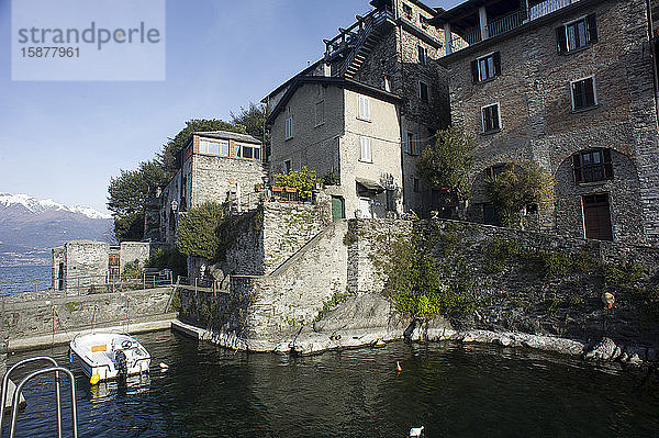 Italien  Lombardei  Dervio  Provinz Lecco  Ostufer des Comer Sees. Das Dorf Corenno Plino.