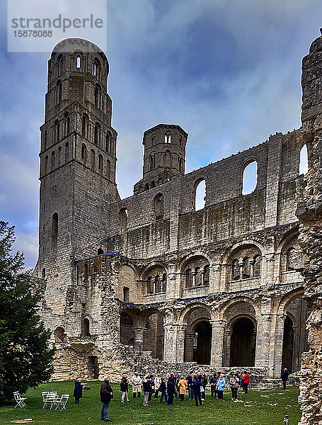 Die Ruinen der Abtei von JumiÃ¨ges waren ein Benediktinerkloster in der Stadt JumiÃ¨ges in der Normandie  Frankreich. 654 wurde die Abtei auf einem bewaldeten Grundstück gegründet  das Chlodwig II. und seine Königin Balthild dem fränkischen Adligen Filibertus schenkten  der der Gefährte der Heiligen Ouen und Wandrille am merowingischen Hof von Dagobert I. gewesen war. Philibert wurde der erste Abt