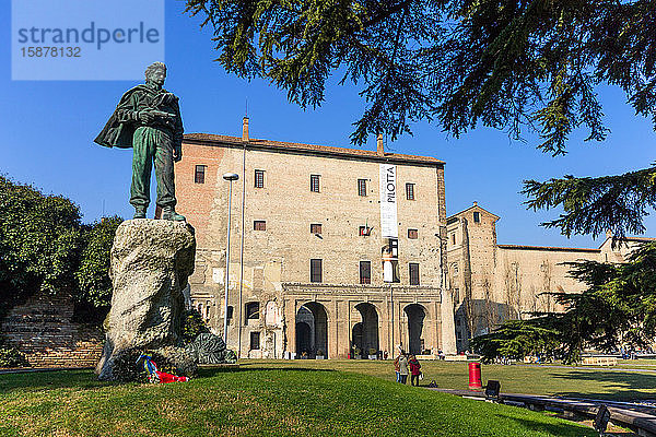 Italien  Emilia Romagna  Parma  Piazza della Pace  Partisanendenkmal  im Hintergrund Palazzo della Pilotta