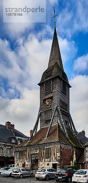 Frankreich  Calvados   Basse-Normandie  Die Kirche Saint Catherine  eine der wichtigsten Sehenswürdigkeiten von Honfleur  ist die größte Holzkirche Frankreichs mit separatem Glockenturm aus dem 15
