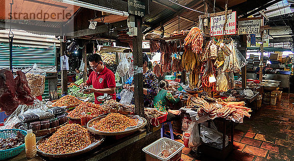 Asien   Phnom Penh Die kambodschanische Hauptstadt   Lebensmittelverkäufer auf dem Russischen Markt