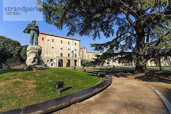 Italien  Emilia Romagna  Parma  Piazza della Pace  Partisanendenkmal  im Hintergrund Palazzo della Pilotta