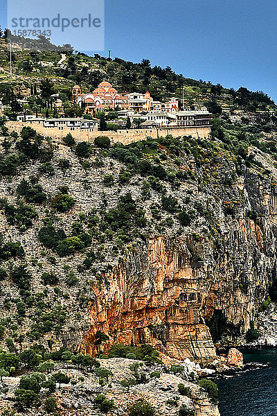 Insel Thassos  Griechenland  Europa  Blick auf die Klippe am FuÃŸ des Erzengel-Michael-Klosters Thassos ist eine griechische Insel in der nÃ¶rdlichen ÃgÃ?is  nahe der KÃ?ste von Thrakien. Sie ist die nördlichste griechische Insel und flächenmäßig die 12. größte. Thassos ist auch der Name der grÃ¶ÃŸten Stadt der Insel  besser bekannt als Limenas  der Hauptstadt von Thassos  die an der Nordseite  gegenÃ¼ber dem Festland liegt.