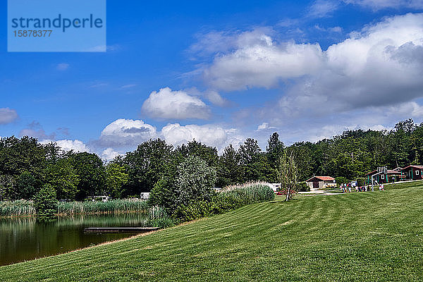 Frankreich  Departement Ain  Region Auvergne - Rhône - Alpes. Cuisiat Bereich  La Grange du Pin Freizeitzentrum ist rund um den See gesetzt