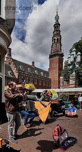 Stadt Leiden  Provinz Südholland  Niederlande  Europa - die Straßenmusikanten beleben den Sonntagsmarkt vor der Uhr und dem Glockenturm des Rathauses im Renaissancestil.