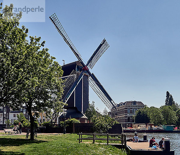 Stadt Leiden  Provinz Südholland  Niederlande  Europa - Windmühle 'De Put'  auch bekannt als Rembrandts Windmühle  Die Stadt Leiden ist bekannt für ihre weltliche Architektur  ihre Grachten  ihre Universität von 1590  die Geburtsstadt Rembrand  die Stadt  in der im 16. Jahrhundert die erste Tulpe Europas blühte