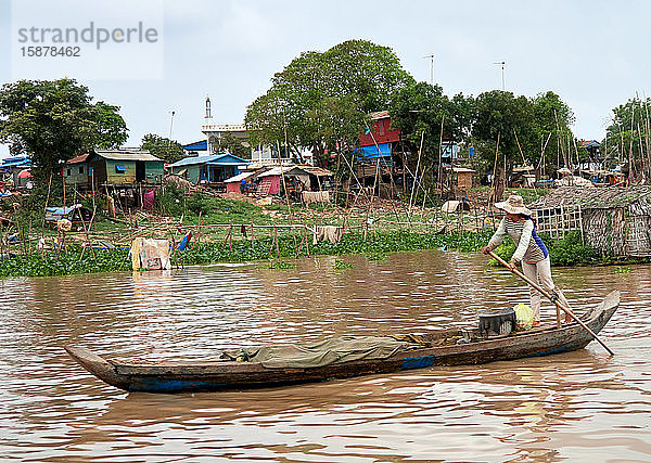 Tonle Sap River  Kambodscha  Traditionelle Dörfer am Flussufer zwischen Phnom Penh und Kampong Tralach  an der Grenze zwischen den Provinzen Kandal und Kampong Cham. Stelzenhäuser und Hausboote.