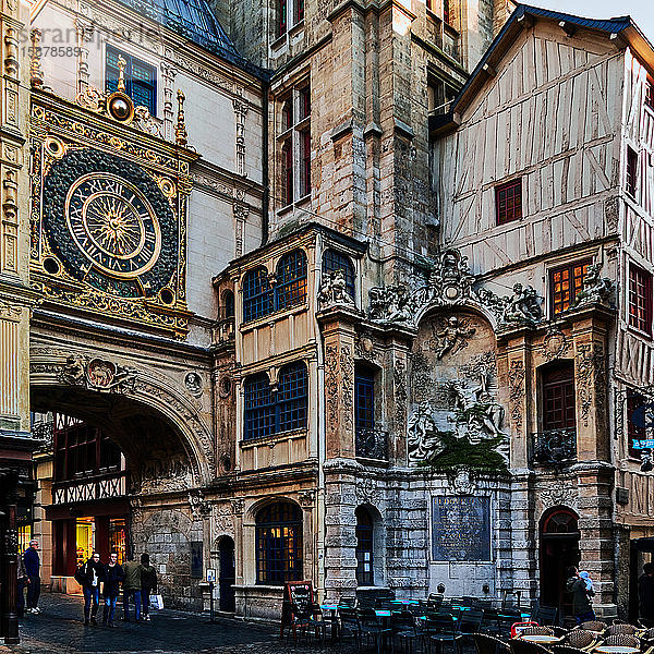 Frankreich  Normandie    Seine Maritime Rouen    Fachwerkhäuser säumen die Straßen der mittelalterlichen Stadt Rouen  und die Gros Horloge - eine astronomische Uhr aus dem 14. Jahrhundert - schmückt das Zentrum von Rouen