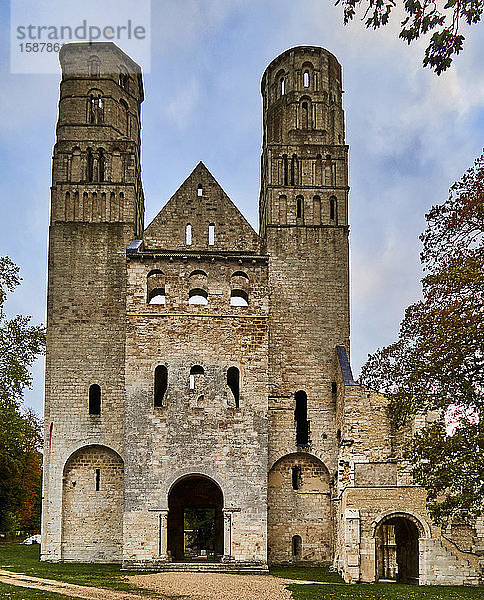 Die Ruinen der Abtei von JumiÃ¨ges waren ein Benediktinerkloster in der Stadt JumiÃ¨ges in der Normandie  Frankreich. 654 wurde die Abtei auf einem bewaldeten Grundstück gegründet  das Chlodwig II. und seine Königin Balthild dem fränkischen Adligen Filibertus schenkten  der der Gefährte der Heiligen Ouen und Wandrille am merowingischen Hof von Dagobert I. gewesen war. Philibert wurde der erste Abt