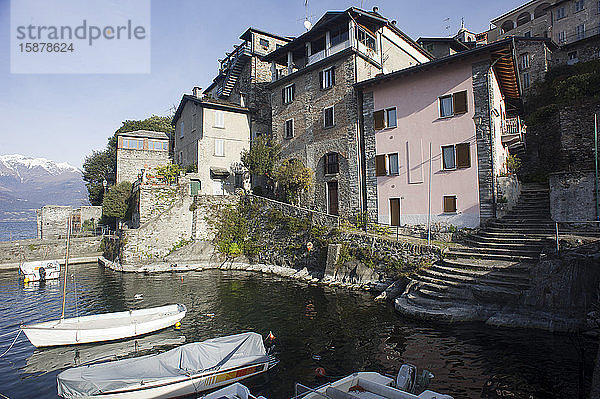 Italien  Lombardei  Dervio  Provinz Lecco  Ostufer des Comer Sees. Das Dorf Corenno Plino.