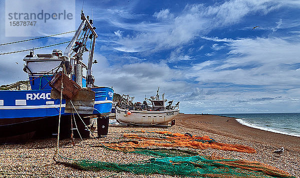 Hastings ist eine Stadt und ein Bezirk in East Sussex an der Südküste Englands  Vieof Fischerboot am Strand  die größte Fischereiflotte Europas  die ihre Boote vom Kieselstrand aus ins Meer steuert Mode de transport  Navire nautique  ?quipement de navigation