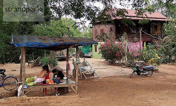 Kambodscha  Dorf Kampong Chang an der Straße von Phnom Chisor nach Angkor i