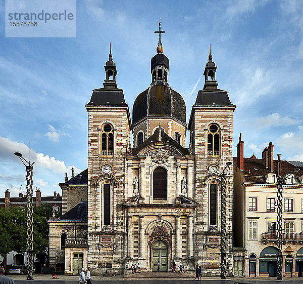 Europa  Frankreich  Stadt Chalon-sur-SaÃ'ne  Departement Bourgogne-Franche-ComtÃ©  Kirche und ehemaliges Kloster St. Peter   Diese alte Benediktinerkapelle wurde zwischen 1698 und 1713 im italienischen Stil errichtet. Die im 19. Jahrhundert umgestaltete Fassade ist beeindruckend.