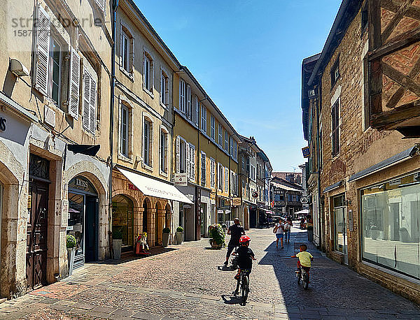 Frankreich  Departement Ain  Region Auvergne - Rhône - Alpes. In der Altstadt von Bourg-en-Bresse sind die Einkaufsstrassen pedestisch  stadtbildprägend und haben ihr traditionelles Habitat behalten
