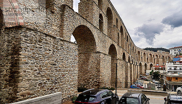 Kavala  Ostmakedonien  Ägäis  Griechenland  der byzantinischen Festung  die auf dem römischen Aquädukt (Kamares) und der Stadt Kavala zu sehen ist  besteht aus 60 Bögen in vier verschiedenen Größen und einer maximalen Höhe von 52 m. Sie wurde 1550 von Suleiman dem Prächtigen wieder aufgebaut.