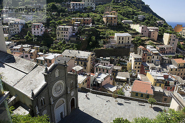 Riomaggiore liegt mit Blick auf das Meer in der Provinz La Spezia im Naturpark der Cinque Terre in Ligurien im Nordwesten Italiens. Die Stadt steht auf der Liste des UNESCO-Weltkulturerbes.