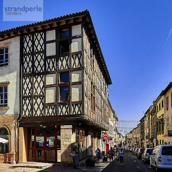 Frankreich   Stadt Tournus  Departement Bourgogne-Franche-ComtÃ©  Geschäftsstraße  Die prächtigen Fachwerkhäuser in der Altstadt stammen aus dem 16. und 17