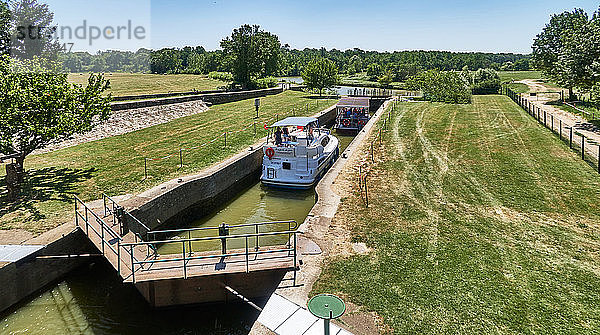 Frankreich   Gebiet La- TruchÃ¨re  Warten in einer Kanalschleuse am Fluss La- Seille  Departement Bourgogne-Franche-ComtÃ©  Landschaft des