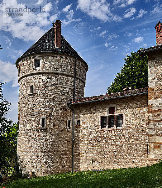 Frankreich  Departement Ain  Region Auvergne - Rhône - Alpes. Ein Eckturm des befestigten Schlosses im friedlichen Dorf Treffort
