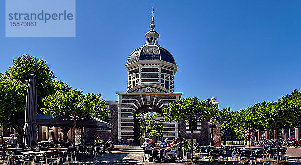 Stadt Leiden  Provinz Südholland  Niederlande  Europa  Menschen entspannen sich vor dem Platz Morspoort - Westtor im historischen Zentrum von Leiden  Die Stadt Leiden ist bekannt für ihre weltliche Architektur  ihre Grachten  ihre Universität von 1590  die Geburtsstadt von Rembrand  die Stadt  in der im 16. Jahrhundert die erste Tulpe in Europa blühte