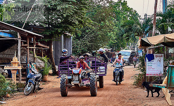 Kambodscha  Siam Reap. Traditionelles Bauerndorf KAMPONG TRALACH  Die Hauptstraße ist voll von kleinen Ständen