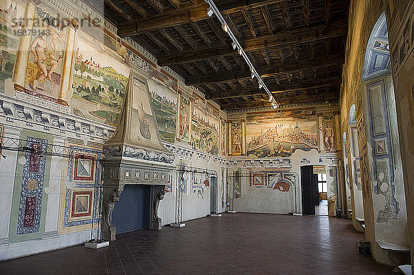 taly  Lombardei  Melegnano - Mittelalterliches Medici-Schloss  imposanter Kamin im Kaisersaal