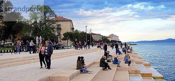 Zadar  Provinz Dalmatien  Kroatien  in Zadar Riva  Die Meeresorgel ist ein architektonisches Klangkunstobjekt  ein experimentelles Musikinstrument  das mit Hilfe von Meereswellen und Röhren  die sich unter einer Reihe von großen Marmorstufen befinden  Musik spielt. Die Wellen interagieren mit der Orgel  um zufällige  aber harmonische Klänge zu erzeugen. von Nikola BaÅ¡i? kroatischer Architekt