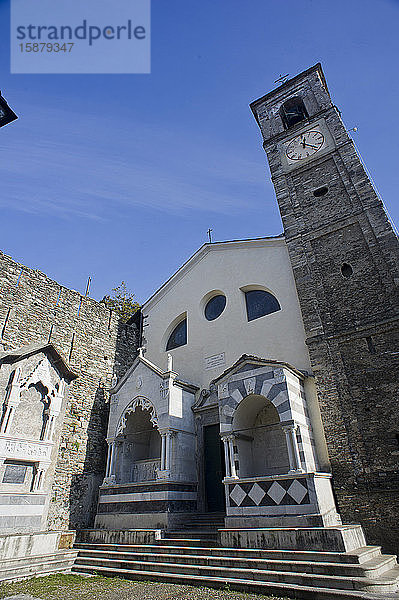 Italien  Lombardei  Dervio  Provinz Lecco  Ostufer des Comer Sees. Das Dorf Corenno Plino  die Kirche von San Tommaso di Canterbury und die Arche Andreani