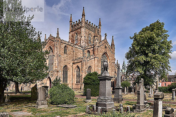 Dunfermline Abbey ist eine Pfarrkirche der Church of Scotland. Die Kirche befindet sich an der Stelle des alten Chors und der Querschiffe einer großen mittelalterlichen Benediktinerabtei  die 1560 während der schottischen Reformation geplündert wurde und in der sich die meisten königlichen Gräber befinden.