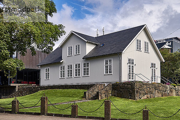 Dänemark  Halbinsel Tinganes  Torshavn  Streymoy  Färöer Inseln. Tinganes ist der historische Sitz der fÃ¶rÃ¶sischen LandstÃ½ri (Regierung) und ein zentraler Teil von TÃ³rshavn. Der Name Tinganes bedeutet auf Färöisch 'Parlamentssteg' oder 'Parlamentspunkt'. Viele der HolzhÃ?user auf Tinganes wurden im 16. und 17. Jahrhundert gebaut  was auf den FÃ?rÃ¶ern sehr Ã?blich ist  Der Platz des Parlaments