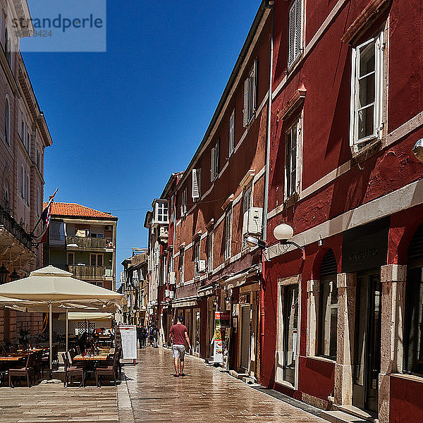 Zadar  Provinz Dalmatien  Kroatien  Traditionelle bemalte Häuser  Terrasse vor dem Justizpalast  mit Kalkstein gepflasterte Straße in der Altstadt  Zadar ist eine bezaubernde Festungsstadt