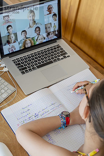 Mädchen nimmt von zu Hause aus am Online-Schulunterricht teil