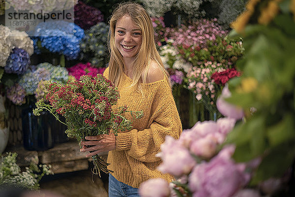 Junge Frau steht in einem Blumenladen