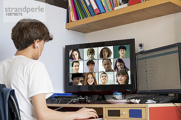 Jugendlicher  der zu Hause mit seinen Freunden am Computer videochattet