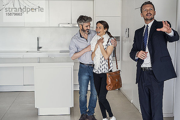 Immobilienmakler zeigt einem Ehepaar sein neues Haus