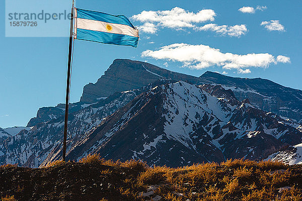 Ansicht der Flagge mit Bergen im Hintergrund