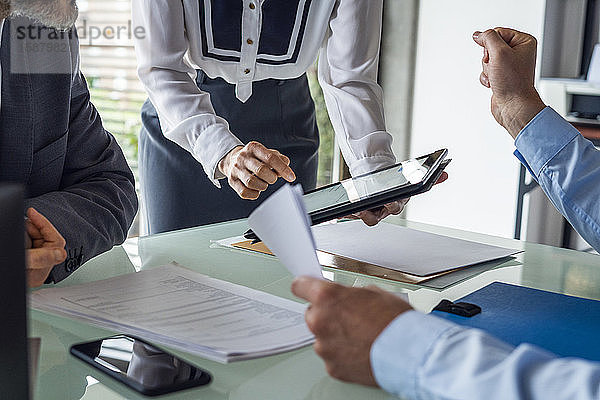 Geschäftsleute diskutieren über das digitale Tablet