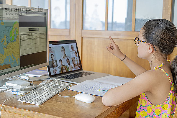 Mädchen nimmt von zu Hause aus am Online-Schulunterricht teil