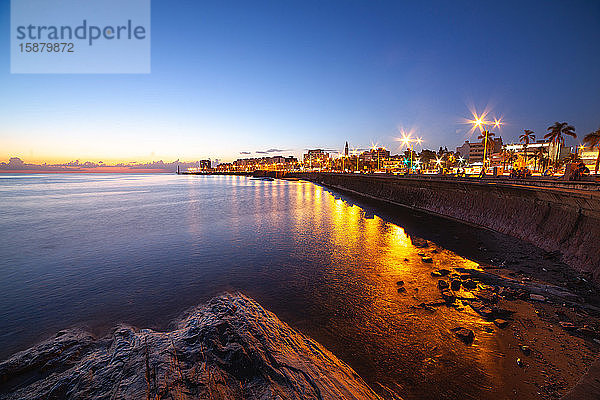 Blick auf das Meer bei der Stadt