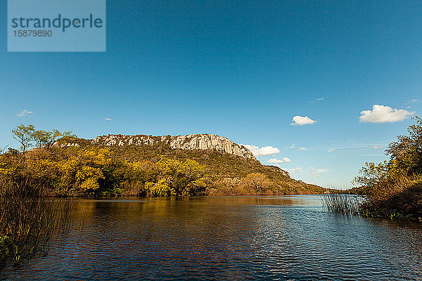 Blick auf den Fluss mit Berg