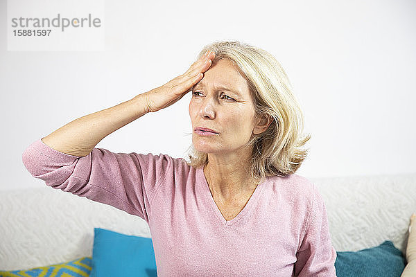 Eine Frau in den Fünfzigern mit einer Migräne.